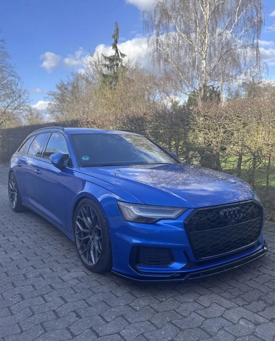 Blauer Audi RS6 Avant in makellosem Zustand