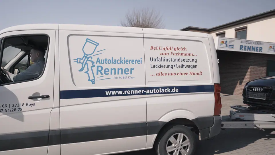Firmenfahrzeug vor der Autolackiererei Renner in Hoya