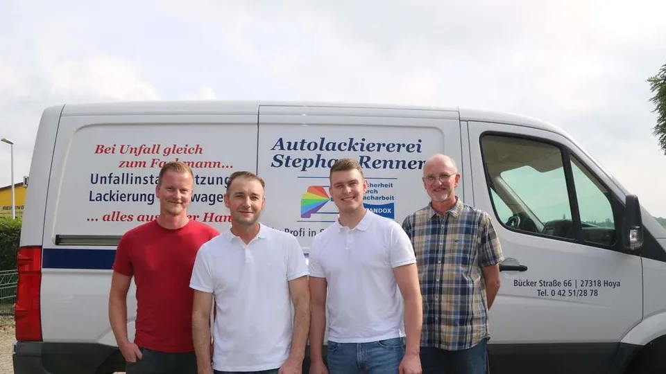 Team der Autolackiererei Renner vor dem Firmenfahrzeug in Hoya